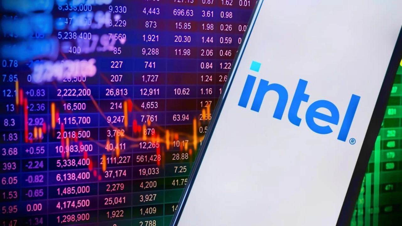 Intel Stock in 2026: Why Everyone Is Suddenly Praising the Company Again